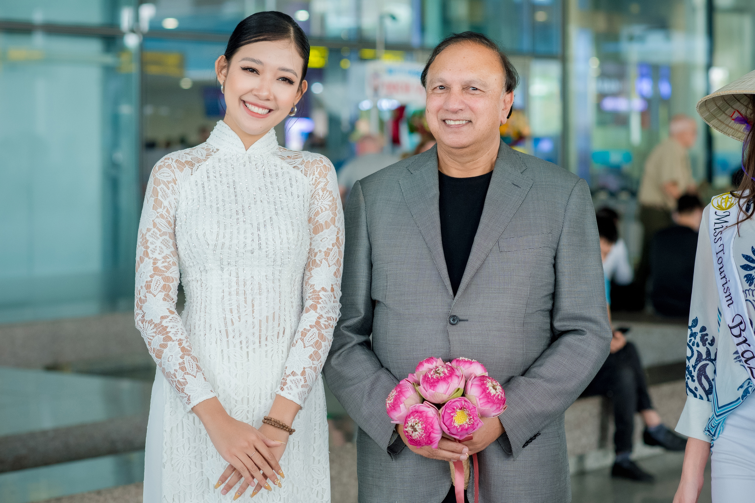  Á hậu 1 Hoa hậu các dân tộc Việt Nam Lương Thị Hoa Đan chụp hình lưu niệm cùng Chủ tịch Miss Tourism®